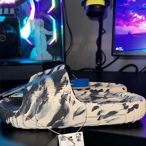 ADILETTE 22 SLIDES